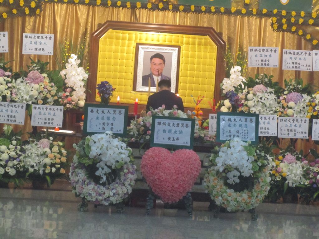 靈堂內
