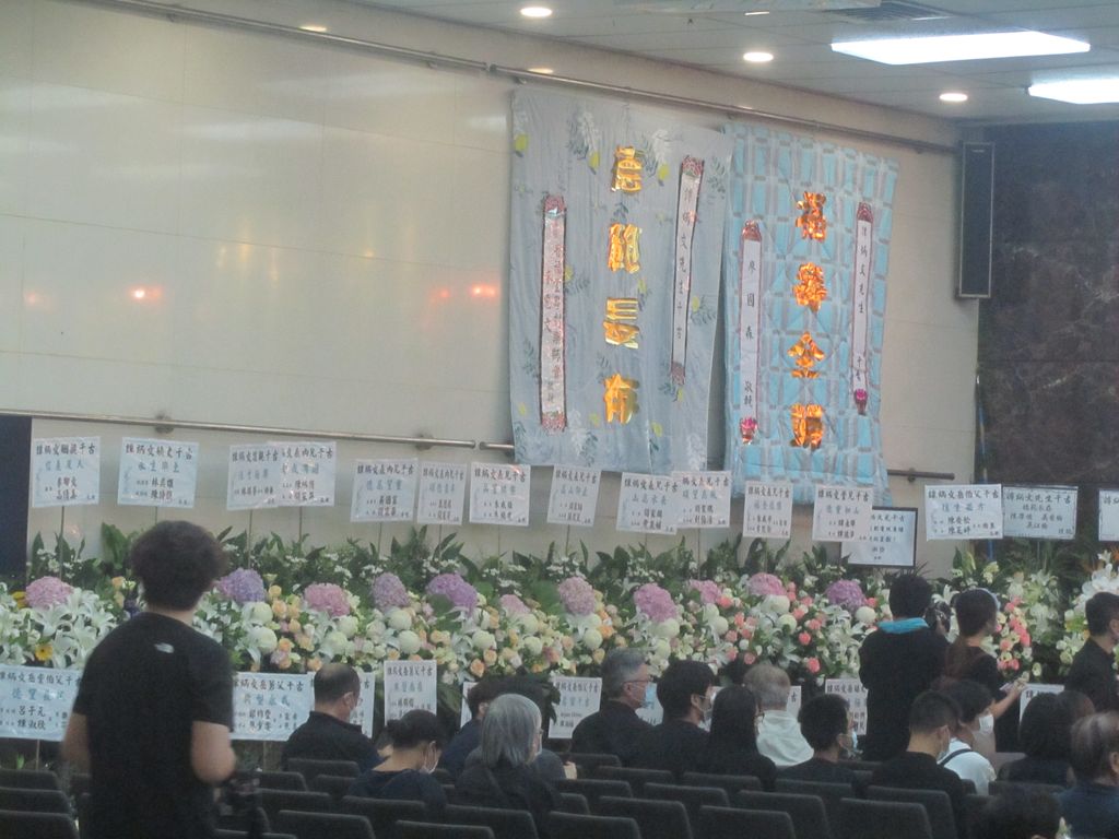 靈堂內