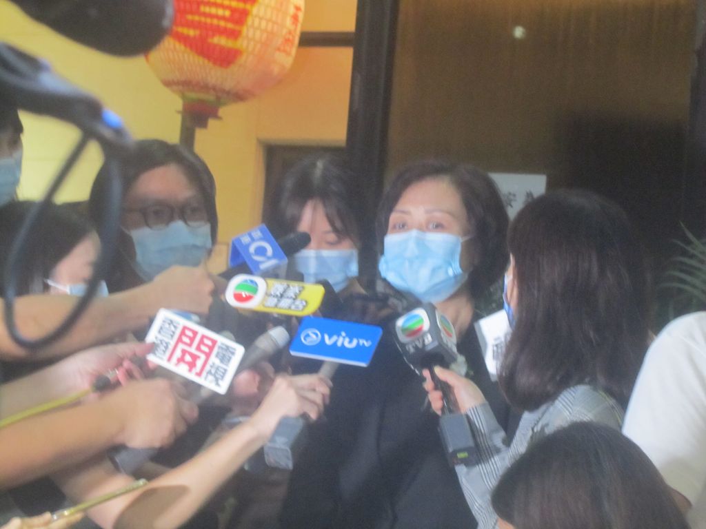 譚炳文女兒譚淑瑩接受傳記者訪問的情況