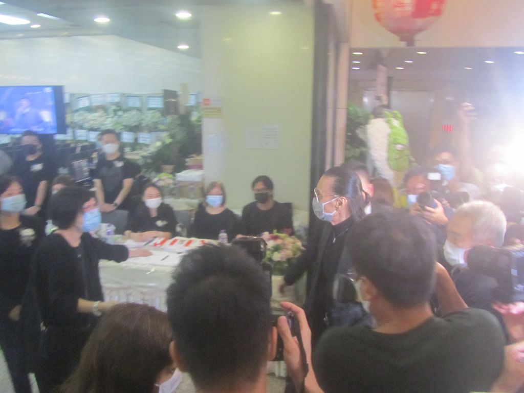 著名演員謝賢前往殯儀館的情況